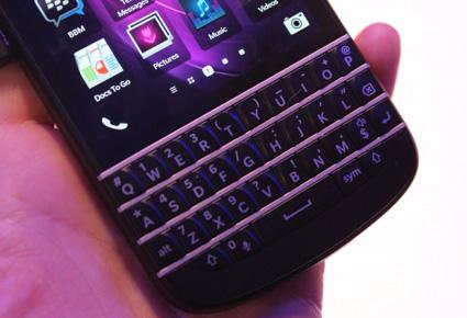 "بلاك بيري" تكشف النقاب عن هاتفي Z10 و Q10